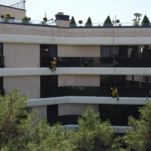 جرای عملیات شستشوی شیشه نما با روش دسترسی با طناب (Rope Access) در متراژ تقریبی ۱۲۰۰ متر مربع